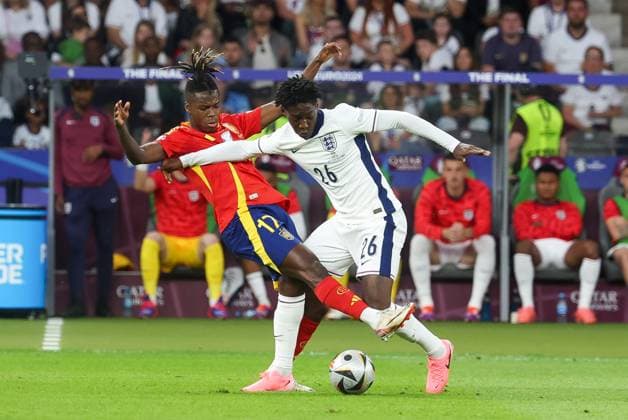 in duel, action, with Nico Williams 17 Spain , Kobbie Mainoo 26 England , Spain vs England, Football, UEFA Euro 2024, Final, 14 07 2024 Berlin Berlin Germany Copyright: xkolbert-press ChristianxKolbertx