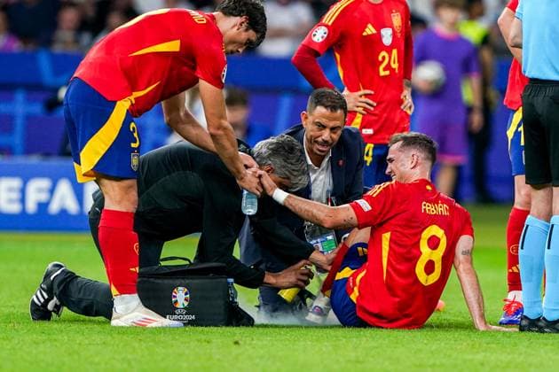 2024-07-14 Spain v England - UEFA EURO, EM, Europameisterschaft,Fussball 2024 Final BERLIN, GERMANY - JULY 14: Fabian Ruiz of Spain in medical treatment due to injury Fabian Ruiz during the UEFA EURO 2024 Final match between Spain and England at Olympiastadion on July 14, 2024 in Berlin, Germany. Berlin Olympiastadion Germany Content not available for redistribution in The Netherlands directly or indirectly through any third parties. Copyright: xAndrexWeeningx