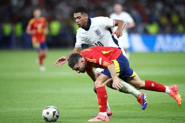 14 07 2024, xtgx, Football EM 2024 Final, Spain England emspor, v l Jude Bellingham England , Daniel Carvajal Ramos Spain UEFA REGULATIONS PROHIBIT ANY USE OF PHOTOGRAPHS as IMAGE SEQUENCES and or QUASI VIDEO Berlin