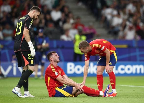 14 07 2024, xtgx, Football EM 2024 Final, Spain England emspor, v l Unai Simon Mendibil Spain , Aymeric Laporte Fevre Spain , Daniel Olmo Carvajal Spain UEFA REGULATIONS PROHIBIT ANY USE OF PHOTOGRAPHS as IMAGE SEQUENCES and or QUASI VIDEO Berlin