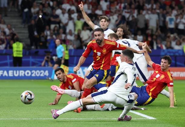 Berlin, Germany, 14th July 2024. Phil Foden of England (C) has a shot on goal during the UEFA European Championships final match at Olympiastadion, Berlin. Picture: Paul Terry Sportimage EDITORIAL USE ONLY. No use with unauthorised audio, video, data, fixture lists, club league logos or live services. Online in-match use limited to 120 images, no video emulation. No use in betting, games or single club league player publications. SPI-3227-0076