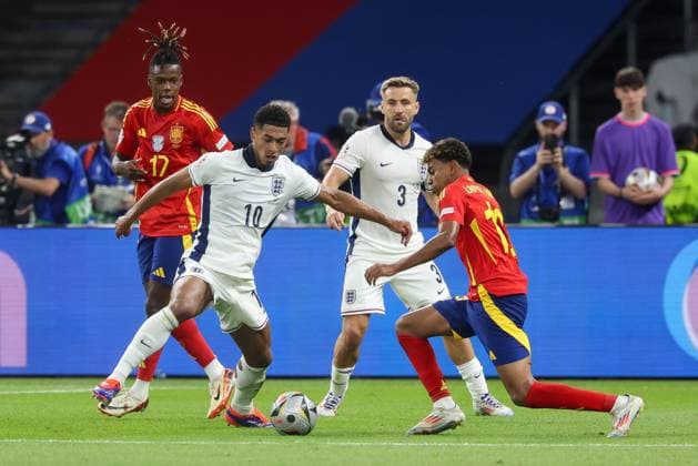 in duel, action, with Jude Bellingham 10 England , Lamine Yamal 19 Spain , Spain vs England, Football, UEFA Euro 2024, Final, 14 07 2024 Berlin Berlin Germany Copyright: xkolbert-press ChristianxKolbertx
