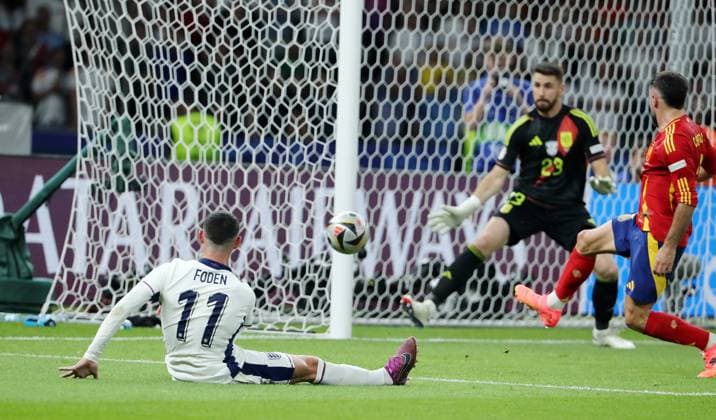 Phil Foden, goalkeeper Dean Henderson duel Match scene Action Sport Football Soccer European Championship Euro 2024 European Championship Final Men Season 2023 2024 14 07 2024 Spain ESP vs England ENG in Berlin Olympiastadion DFL regulations prohibit any use of photographs as image sequences and or quasi video
