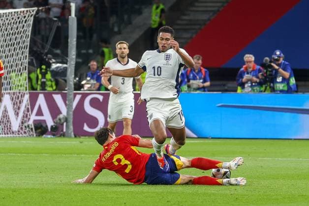 in duel, action, with Robin Le Normand 3 Spain , Jude Bellingham 10 England , Spain vs England, Football, UEFA Euro 2024, Final, 14 07 2024 Berlin Berlin Germany Copyright: xkolbert-press ChristianxKolbertx
