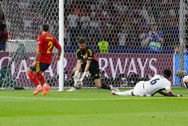 in duel, action, with Daniel Carvajal 2 Spain , Unai Simon 23 Spain , Marc Guehi 6 England , Spain vs England, Football, UEFA Euro 2024, Final, 14 07 2024 Berlin Berlin Germany Copyright: xkolbert-press ChristianxKolbertx