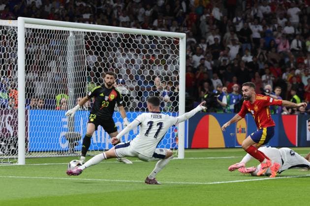 Great chance before the half-time break by Phil Foden England, No. 11 , Final European Championship 2024, M51, ESP ENG, European Football Championship, Final European Football Championship, Spain vs England, Berlin, 14 07 2024,