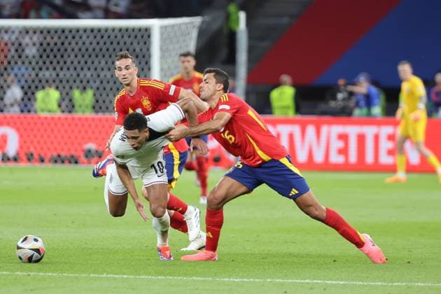 Rodri Spain, No. 16 in duel with Jude Bellingham England, No. 10 , Final EM 2024, M51, ESP ENG, European Football Championship, Final Spain vs England, Final European Football Championship, Spain vs England, Berlin, 14 07 2024,