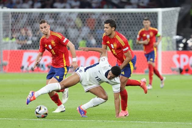Rodri Spain, No. 16 in duel with Jude Bellingham England, No. 10 , Final EM 2024, M51, ESP ENG, European Football Championship, Final Spain vs England, Final European Football Championship, Spain vs England, Berlin, 14 07 2024,