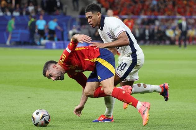 Daniel Caravajal Spain, No. 2 in duel with Jude Bellingham England, No. 10 , Final EM 2024, M51, ESP ENG, European Football Championship, Final Spain vs England, Final European Football Championship, Spain vs England, Berlin, 14 07 2024,