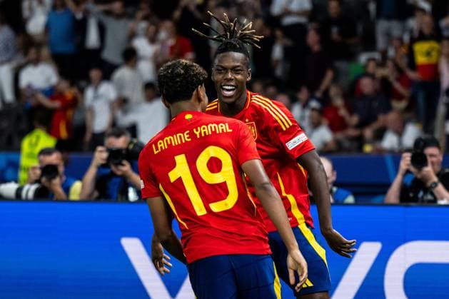 240714 Nicholas Williams of Spain celebrates with Lamine Yamal after 1 0 during the UEFA Euro 2024 Football Championship final between Spain and England on July 14, 2024 in Berlin Photo Mathias Bergeld BILDBYRAN kod MB MB0946 fotboll football soccer fotballs em europamästerskap em uefa euro uefa european football championship euro 2024 final spanien spain england bbeng jubel  Copyright: MATHIASxBERGELD BB240714MB100