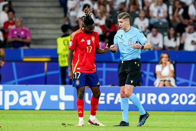 2024-07-14 Spain v England - UEFA EURO, EM, Europameisterschaft,Fussball 2024 Final BERLIN, GERMANY - JULY 14: Nico Williams of Spain in discussion with Referee Francois Letexier during the UEFA EURO 2024 Final match between Spain and England at Olympiastadion on July 14, 2024 in Berlin, Germany. Berlin Olympiastadion Germany Content not available for redistribution in The Netherlands directly or indirectly through any third parties. Copyright: xAndrexWeeningx