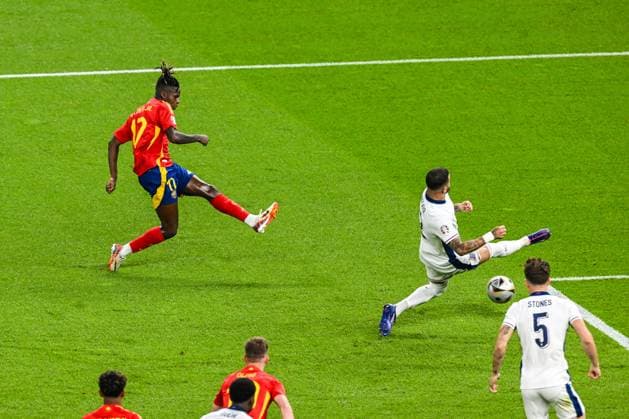BERLIN - Nico Williams of Spain scores 1-0 during the UEFA EURO, EM, Europameisterschaft,Fussball 2024 Final match between Spain and England at the Olympiastadion on July 14, 2024 in Berlin, Germany. ANP Hollandse Hoogte UEFA EURO 2024 FINAL 2024 xVIxANPxSportx xGerritxvanxKeulenxIVx 503480379 originalFilename: 503480379.jpg