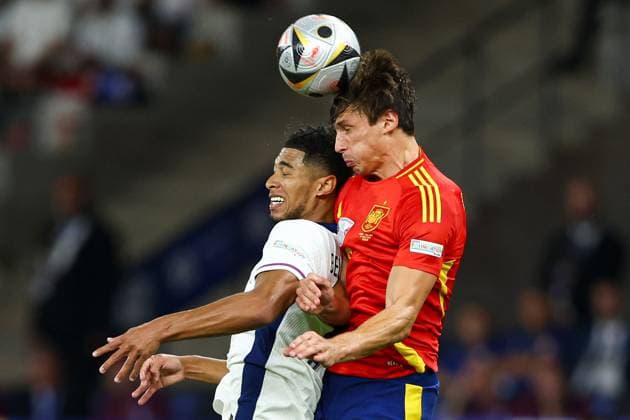 Jude Bellingham of England battles in the air Spain v England, UEFA European Championship, EM, Europameisterschaft 2024, Final, Football, Olympiastadion, Berlin, Germany, 14 Jul 2024 EDITORIAL USE ONLY No use with unauthorised audio, video, data, fixture lists, club league logos or live services. Online in-match use limited to 120 images, no video emulation. No use in betting, games or single club league player publications. Copyright: xKieranxMcManus Shutterstockx 14583341cx