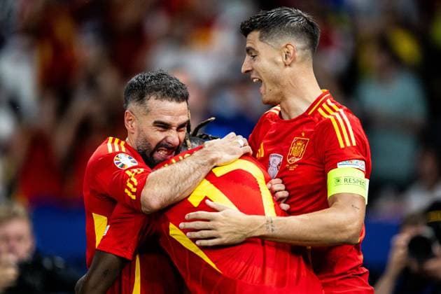 240714 Nicholas Williams of Spain celebrates with Daniel Carvajal and Alvaro Morata after 1 0 during the UEFA Euro 2024 Football Championship final between Spain and England on July 14, 2024 in Berlin Photo Mathias Bergeld BILDBYRAN kod MB MB0946 fotboll football soccer fotballs em europamästerskap em uefa euro uefa european football championship euro 2024 final spanien spain england bbeng jubel  Copyright: MATHIASxBERGELD BB240714MB113