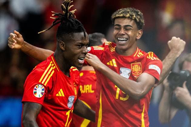 240714 Nicholas Williams of Spain celebrates with Lamine Yamal after 1 0 during the UEFA Euro 2024 Football Championship final between Spain and England on July 14, 2024 in Berlin Photo Mathias Bergeld BILDBYRAN kod MB MB0946 fotboll football soccer fotballs em europamästerskap em uefa euro uefa european football championship euro 2024 final spanien spain england bbeng jubel  Copyright: MATHIASxBERGELD BB240714MB115