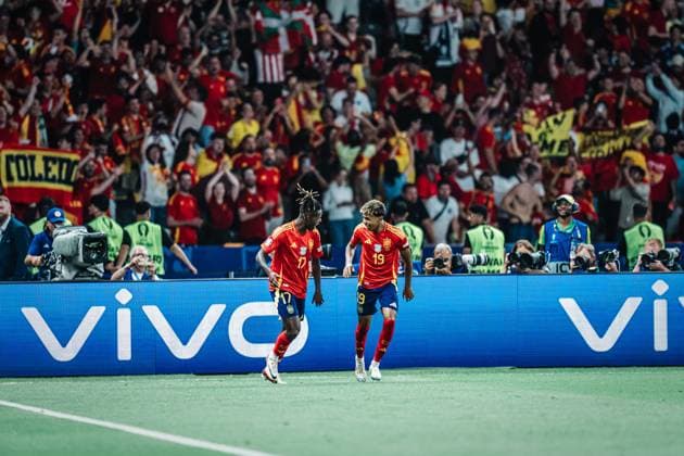 Soccer Men UEFA European Football Championship 2024 Final Spain vs England 14 07 2024 v l Nico Williams 17, Spain and Lamine Yamal 19, Spain cheer after the goal Berlin Olympiastadion Berlin Germany
