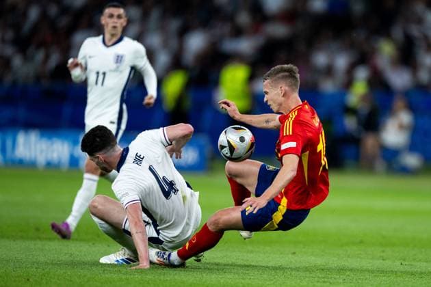 Daniel Olmo Spain, 10 in duel with Declan Rice England, 04 , GER, Spain ESP vs England ENG , European Football Championship, UEFA EURO 2024, Final, 14 07 2024 GER, Spain ESP vs England ENG , European Football Championship, UEFA EURO 2024, Final, 14 07 2024 Berlin Copyright: xEibner-Pressefoto Memmlerx EP_MMR