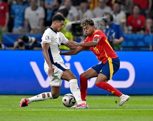14 07 2024, Football UEFA EURO 2024, Final at Berlin Olympic Stadium, Spain England, v l Jude Bellingham England v Lamine Yamal Spain