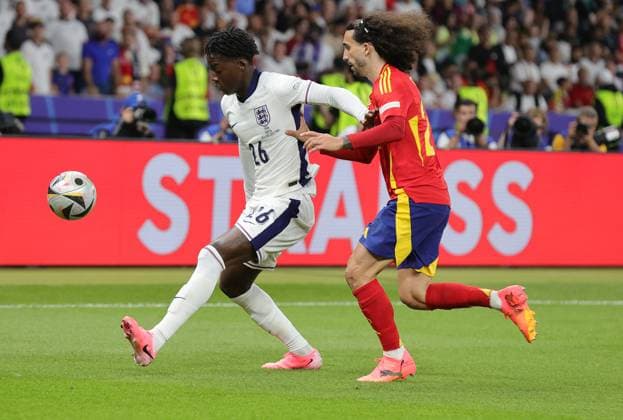 Spain v England UEFA EURO, EM, Europameisterschaft,Fussball 2024 Final Marc Cucurella of Spain and Kobbie Mainoo of England during the UEFA Euro 2024 Final between Spain and England at Olympiastadion, Berlin UK Newspapers OUT Copyright: xPaulxChestertonx FIL-20347-0190