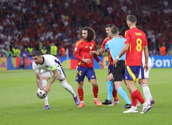 Spain v England UEFA EURO, EM, Europameisterschaft,Fussball 2024 Final Kyle Walker of England grabs the ball for a free kick during the UEFA Euro 2024 Final between Spain and England at Olympiastadion, Berlin UK Newspapers OUT Copyright: xPaulxChestertonx FIL-20347-0195