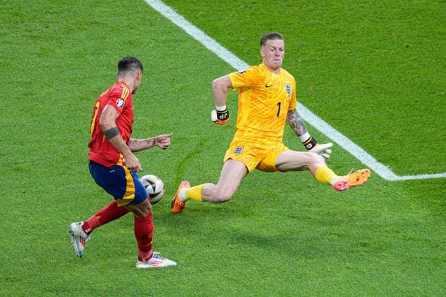 Jordan Pickford of England is almost beaten by Ãlvaro Morata of Spain Spain v England, UEFA European Championship, EM, Europameisterschaft 2024, Final, Football, Olympiastadion, Berlin, Germany, 14 Jul 2024 EDITORIAL USE ONLY No use with unauthorised audio, video, data, fixture lists, club league logos or live services. Online in-match use limited to 120 images, no video emulation. No use in betting, games or single club league player publications. Copyright: xDavexShopland Shutterstockx 14583342dg