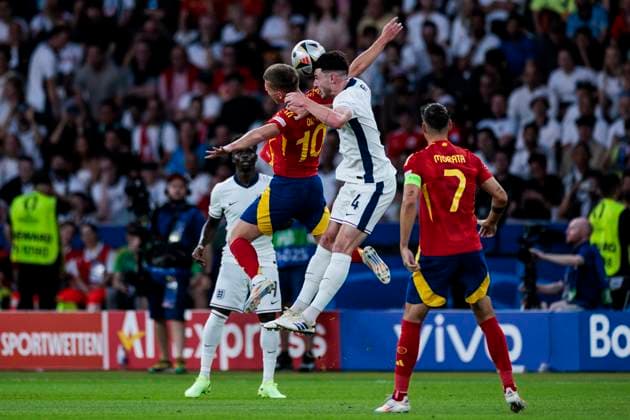 UEFA EURO 2024 Final Spain England 14 07 2024 Declan Rice England, 4 in duel with Dani Olmo Spain, 10 UEFA EURO 2024 Final Spain England Olympiastadion, Berlin on 14 07 2024 Copyright: xBEAUTIFULxSPORTS Wunderlx