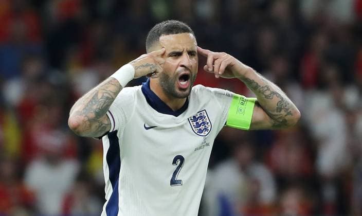Kyle Walker pointing, gesturing action upper body Sport Football Soccer European Championship Euro 2024 European Championship Final Men Season 2023 2024 14 07 2024 Spain ESP vs England ENG in Berlin Olympiastadion DFL regulations prohibit any use of photographs as image sequences and or quasi video