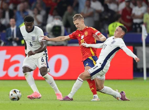 Spain v England UEFA EURO, EM, Europameisterschaft,Fussball 2024 Final Dani Olmo of Spain battles with Mark Guehi (left) and Phil Foden of England during the UEFA Euro 2024 Final between Spain and England at Olympiastadion, Berlin UK Newspapers OUT Copyright: xPaulxChestertonx FIL-20347-0229