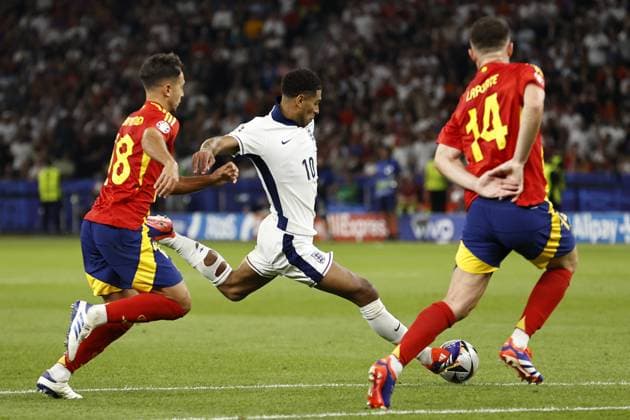 BERLIN - (l-r) Martin Zubimendi of Spain, Jude Bellingham of England, Aymeric Laporte of Spain during the UEFA EURO, EM, Europameisterschaft,Fussball 2024 Final match between Spain and England at the Olympiastadion on July 14, 2024 in Berlin, Germany. ANP Hollandse Hoogte MAURICE VAN STEEN UEFA EURO 2024 FINAL 2024 xVIxANPxSportx xVanxSteenxFotografiexIVx 503482822 originalFilename: 503482822.jpg