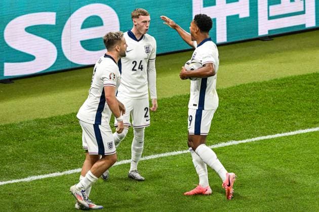 BERLIN - Cole Palmer of England celebrates the 1-1 draw during the UEFA EURO, EM, Europameisterschaft,Fussball 2024 Final match between Spain and England at the Olympiastadion on July 14, 2024 in Berlin, Germany. ANP Hollandse Hoogte UEFA EURO 2024 FINAL 2024 xVIxANPxSportx xGerritxvanxKeulenxIVx 503482882 originalFilename: 503482882.jpg