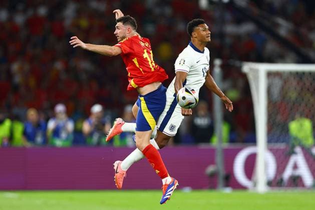 Ollie Watkins of England (R) battles with Aymeric Laporte of Spain in the air Spain v England, UEFA European Championship, EM, Europameisterschaft 2024, Final, Football, Olympiastadion, Berlin, Germany, 14 Jul 2024 EDITORIAL USE ONLY No use with unauthorised audio, video, data, fixture lists, club league logos or live services. Online in-match use limited to 120 images, no video emulation. No use in betting, games or single club league player publications. Copyright: xKieranxMcManus Shutterstockx 14583341dg