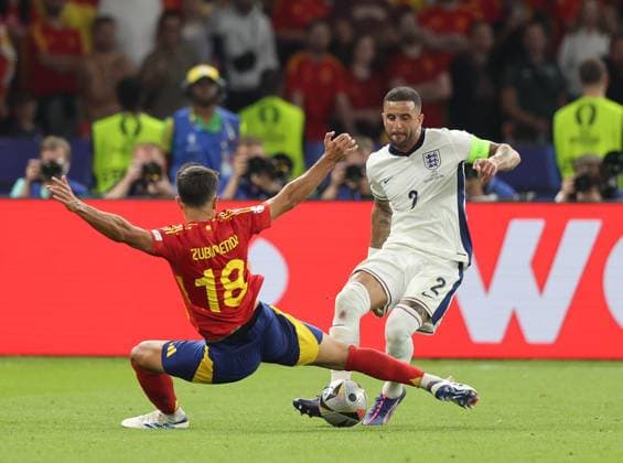 Spain v England UEFA EURO, EM, Europameisterschaft,Fussball 2024 Final Martin Zubimendi of Spain and Kyle Walker of England during the UEFA Euro 2024 Final between Spain and England at Olympiastadion, Berlin UK Newspapers OUT Copyright: xPaulxChestertonx FIL-20347-0235
