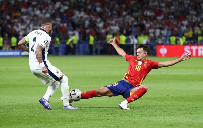 14 07 2024, xtgx, Football EM 2024 Final, Spain England emspor, v l Kyle Walker England , Martin Zubimendi Ibanez Spain UEFA REGULATIONS PROHIBIT ANY USE OF PHOTOGRAPHS as IMAGE SEQUENCES and or QUASI VIDEO Berlin