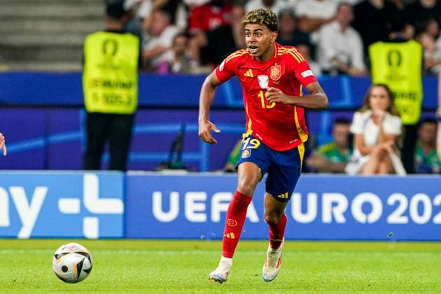 2024-07-14 Spain v England - UEFA EURO, EM, Europameisterschaft,Fussball 2024 Final BERLIN, GERMANY - JULY 14: Lamine Yamal of Spain runs with the ball during the UEFA EURO 2024 Final match between Spain and England at Olympiastadion on July 14, 2024 in Berlin, Germany. Berlin Olympiastadion Germany Content not available for redistribution in The Netherlands directly or indirectly through any third parties. Copyright: xAndrexWeeningx