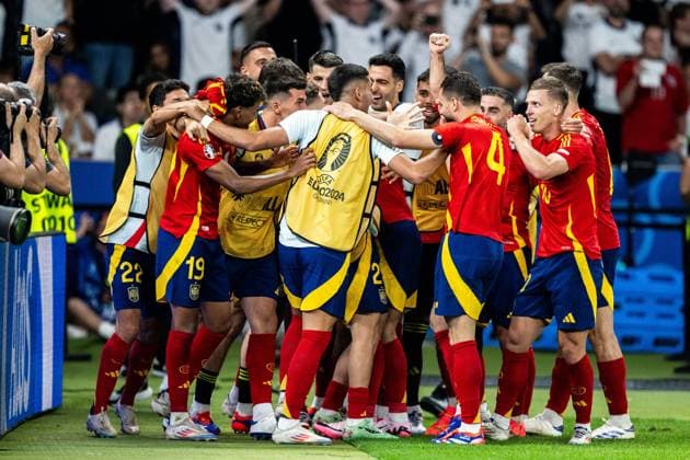 240714 Mikel Oyarzabal of Spain celebrates with team mates after 2 1 during the UEFA Euro 2024 Football Championship final between Spain and England on July 14, 2024 in Berlin Photo Mathias Bergeld BILDBYRAN kod MB MB0946 fotboll football soccer fotballs em europamästerskap em uefa euro uefa european football championship euro 2024 final spanien spain england bbeng jubel  Copyright: MATHIASxBERGELD BB240714MB152