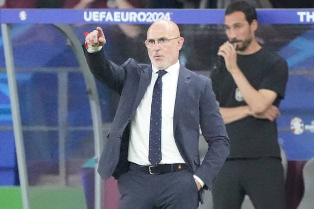 Coach Luis de la Fuente Spain Spain gives instructions Berlin 14 07 2024 Spain vs England, M51, EURO2024 Final, Olympiastadion Berlin