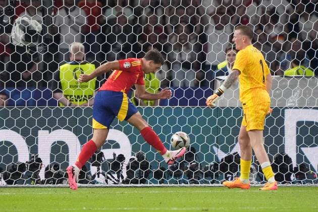 Mikel Oyarzabal Spain Spain, 21 thumps the ball into the net again after his goal to make it 2 1 Berlin 14 07 2024 Spain vs England, M51, EURO2024 Final, Olympiastadion Berlin