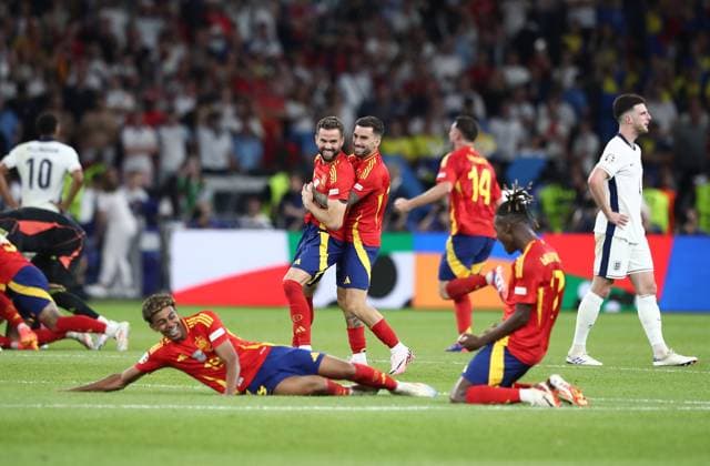 14 07 2024, xtgx, Football EM 2024 Final, Spain England emspor, v l Lamine Yamal Nasraoui Ebana Spain , Nicholas Williams Arthuer Jr Spain cheer celebrate at the end of the match UEFA REGULATIONS PROHIBIT ANY USE OF PHOTOGRAPHS as IMAGE SEQUENCES and or QUASI VIDEO Berlin
