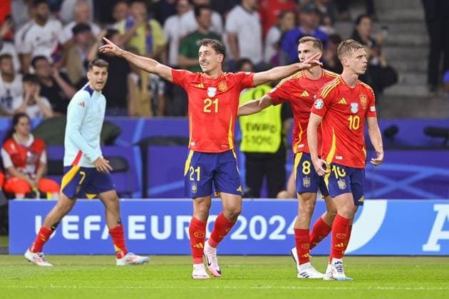 Football, men, 2023 24 season, UEFA Euro EM 2024, final in Berlin, Spain England, Mikel Oyarzabal Spain goal celebration, cheers after scoring 2 1 , 14 07 2024, Copyright: xSebastianxRäppold MatthiasxKochx