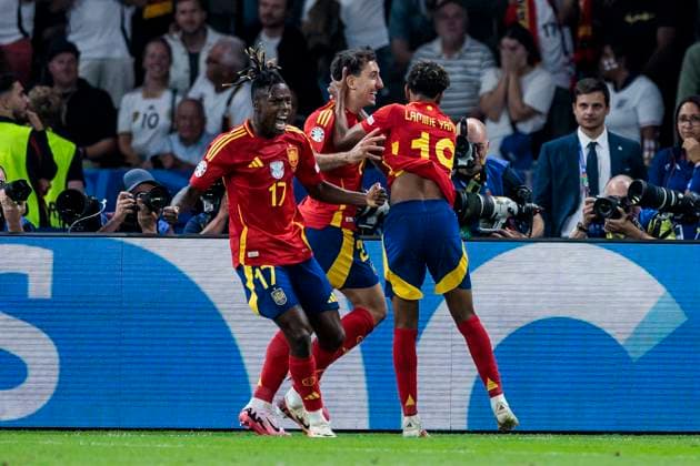UEFA EURO 2024 Final Spain England 14 07 2024 Nico Williams Spain, 17 , Lamine Yamal Spain, 19 and Mikel Oyarzabal Spain, 21 cheer after scoring UEFA EURO 2024 Final Spain England Olympiastadion, Berlin on 14 07 2024 Copyright: xBEAUTIFULxSPORTS Wunderlx