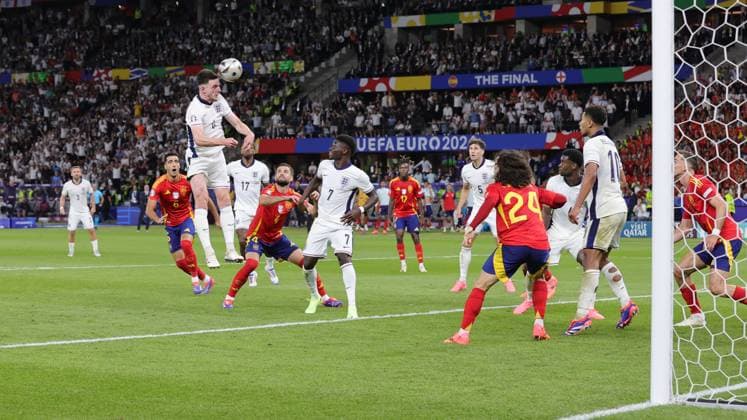 Spain v England UEFA EURO, EM, Europameisterschaft,Fussball 2024 Final Declan Rice of England heads goal wards but his effort os cleared off the line during the UEFA Euro 2024 Final between Spain and England at Olympiastadion, Berlin UK Newspapers OUT Copyright: xPaulxChestertonx FIL-20347-0251