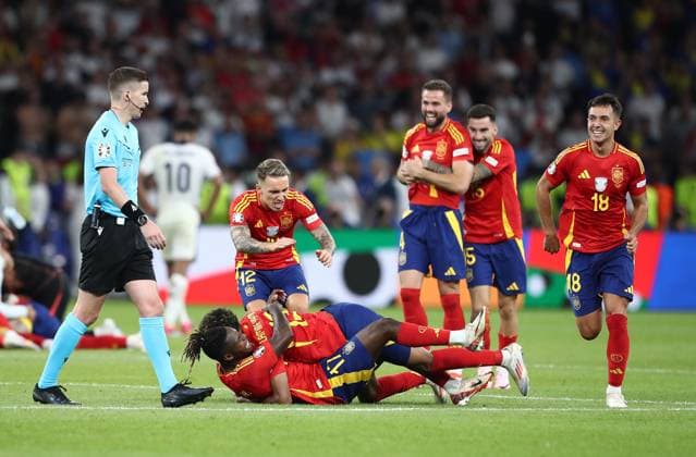 14 07 2024, xtgx, Football EM 2024 Final, Spain England emspor, v l Lamine Yamal Nasraoui Ebana Spain , Nicholas Williams Arthuer Jr Spain cheer celebrate at the end of the match UEFA REGULATIONS PROHIBIT ANY USE OF PHOTOGRAPHS as IMAGE SEQUENCES and or QUASI VIDEO Berlin