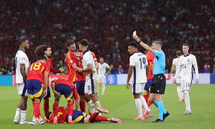 Spain v England UEFA EURO, EM, Europameisterschaft,Fussball 2024 Final Ollie Watkins of England is shown a yellow card by referee Francois Letexier during the UEFA Euro 2024 Final between Spain and England at Olympiastadion, Berlin UK Newspapers OUT Copyright: xPaulxChestertonx FIL-20347-0258