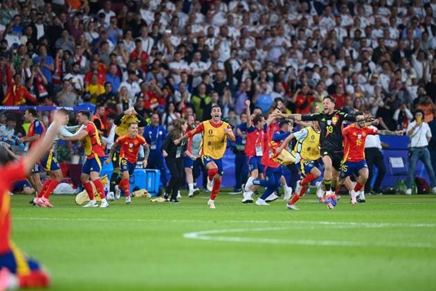 Football, men, season 2023 24, UEFA Euro EM 2024, final in Berlin, Spain England, Spain players cheer after winning the UEFA European Championship 2024 , 14 07 2024, Copyright: xSebastianxRäppold MatthiasxKochx
