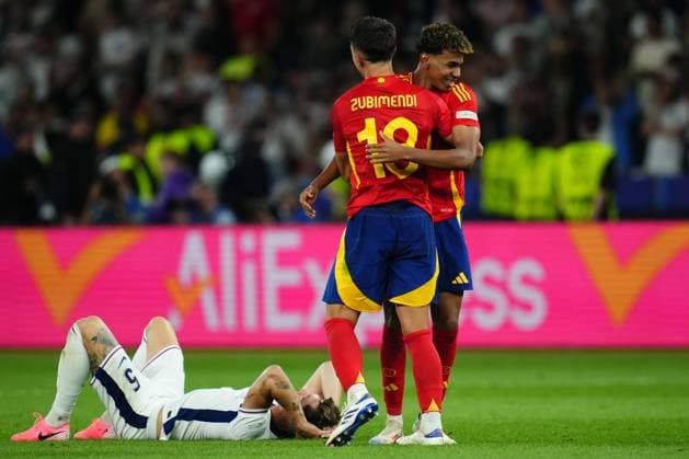 GER: Spain v England. UEFA EURO, EM, Europameisterschaft,Fussball 2024 Final Martin Zubimendi of Spain celebrates the victory at full time with Lamine Yamal during the UEFA Euro 2024 match between Spain and England, Final, played at Olympiastadion on July 14, 2024 in Berlin, Germany. kpng Copyright: xBaguxBlancox xPRESSINPHOTOx PS_240714_ESP_ENG_114