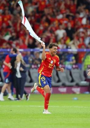 Spain England UEFA EURO 2024 Final Berlin, 14 07 2024, Olympiastadion, UEFA EURO 2024 Germany, Final, Spain ESP England ENG 2 1 1 0 , In the picture Spain is European Champion of UEFA Euro 2024 cheering Spain Lamine Yamal 19, ESP ,