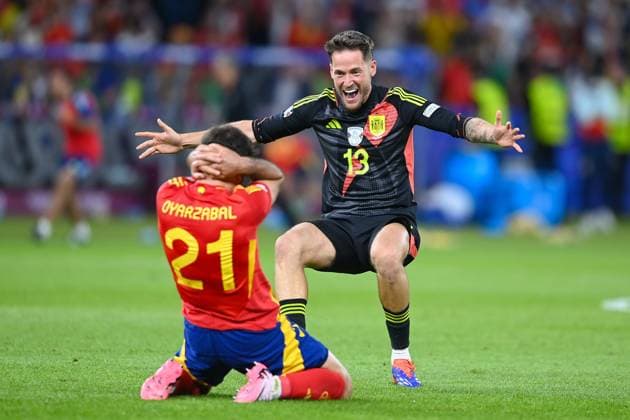Football, men, season 2023 24, UEFA Euro EM 2024, final in Berlin, Spain England, from l Mikel Oyarzabal Spain and goalkeeper Alex Remiro Spain celebrate after winning the UEFA European Championship 2024 , 14 07 2024, Copyright: xSebastianxRäppold MatthiasxKochx
