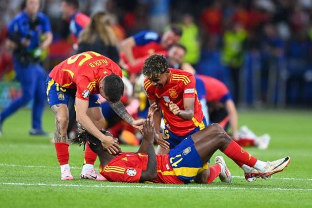 Football, men, season 2023 24, UEFA Euro EM 2024, final in Berlin, Spain England, from l Alex Baena Spain , Nico Williams Spain and Lamine Yamal Spain celebrate after winning the UEFA European Championship 2024 , 14 07 2024, Copyright: xSebastianxRäppold MatthiasxKochx