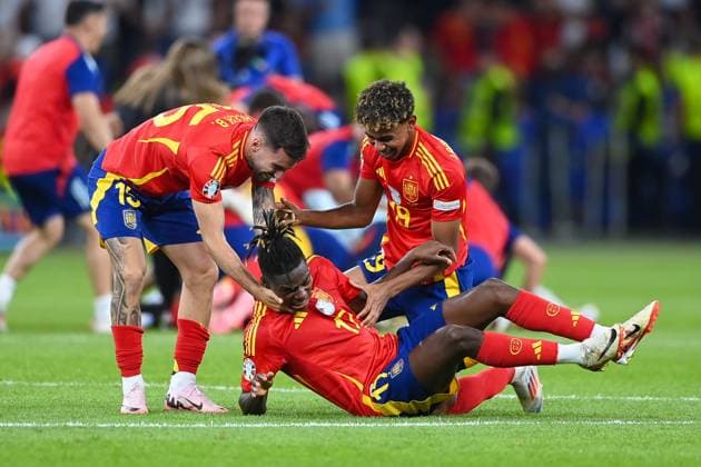 Football, men, season 2023 24, UEFA Euro EM 2024, final in Berlin, Spain England, from l Alex Baena Spain , Nico Williams Spain and Lamine Yamal Spain celebrate after winning the UEFA European Championship 2024 , 14 07 2024, Copyright: xSebastianxRäppold MatthiasxKochx
