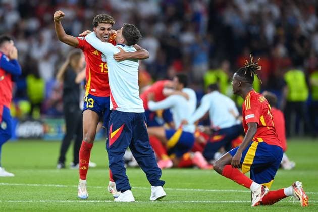 Football, men, season 2023 24, UEFA Euro EM 2024, final in Berlin, Spain England, f l Lamine Yamal Spain , Gavi and Nico Williams Spain cheer after winning the UEFA European Championship 2024 , 14 07 2024, Copyright: xSebastianxRäppold MatthiasxKochx